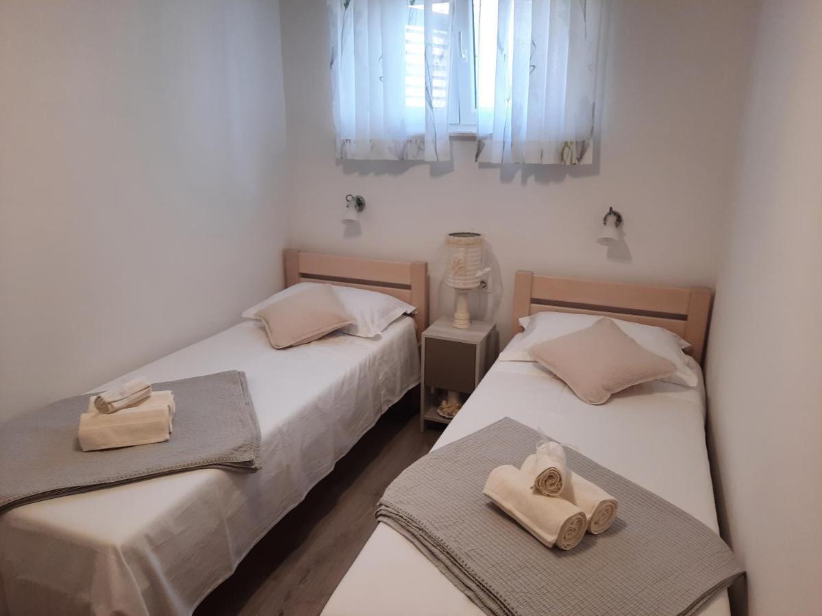 Apartman Laura M Vodice Exterior foto